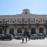 Da ben 152 anni il corpo principale della stazione centrale di Bari � rimasto identico all�originale. Il caldo beige della facciata si sposa armoniosamente con il bianco candido delle colonne, dei balconi sovrastanti il piano terra, delle alte finestre e dei larghi cornicioni centenari